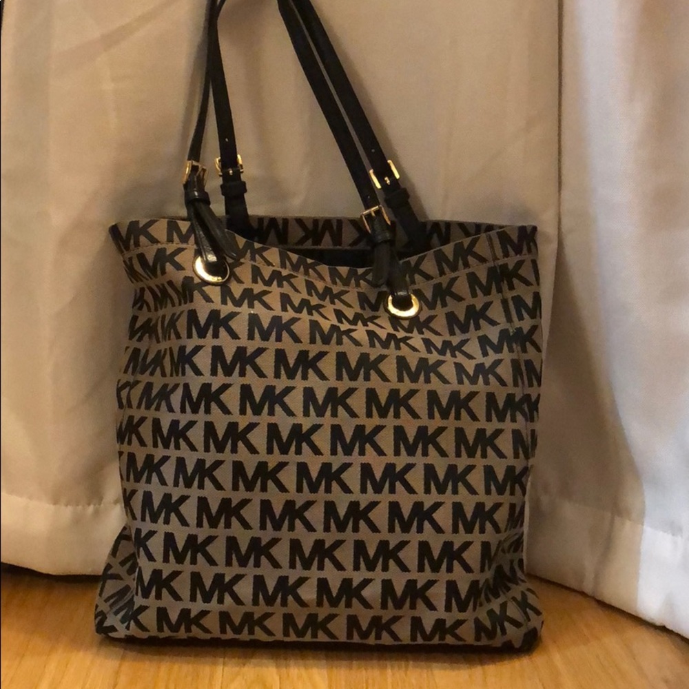 Great condition Michael Kors purse. Used.